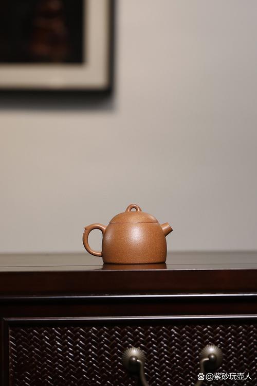 红泥紫砂壶和绿泥紫砂壶