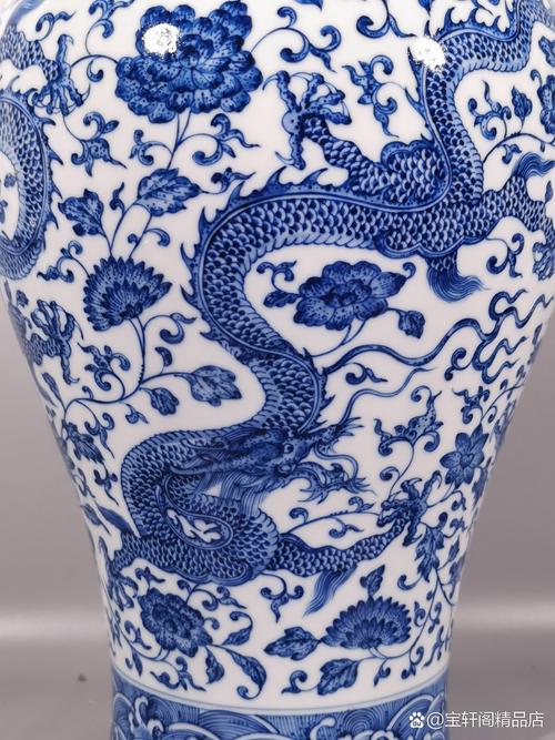 乾隆官窑青花龙纹瓷器