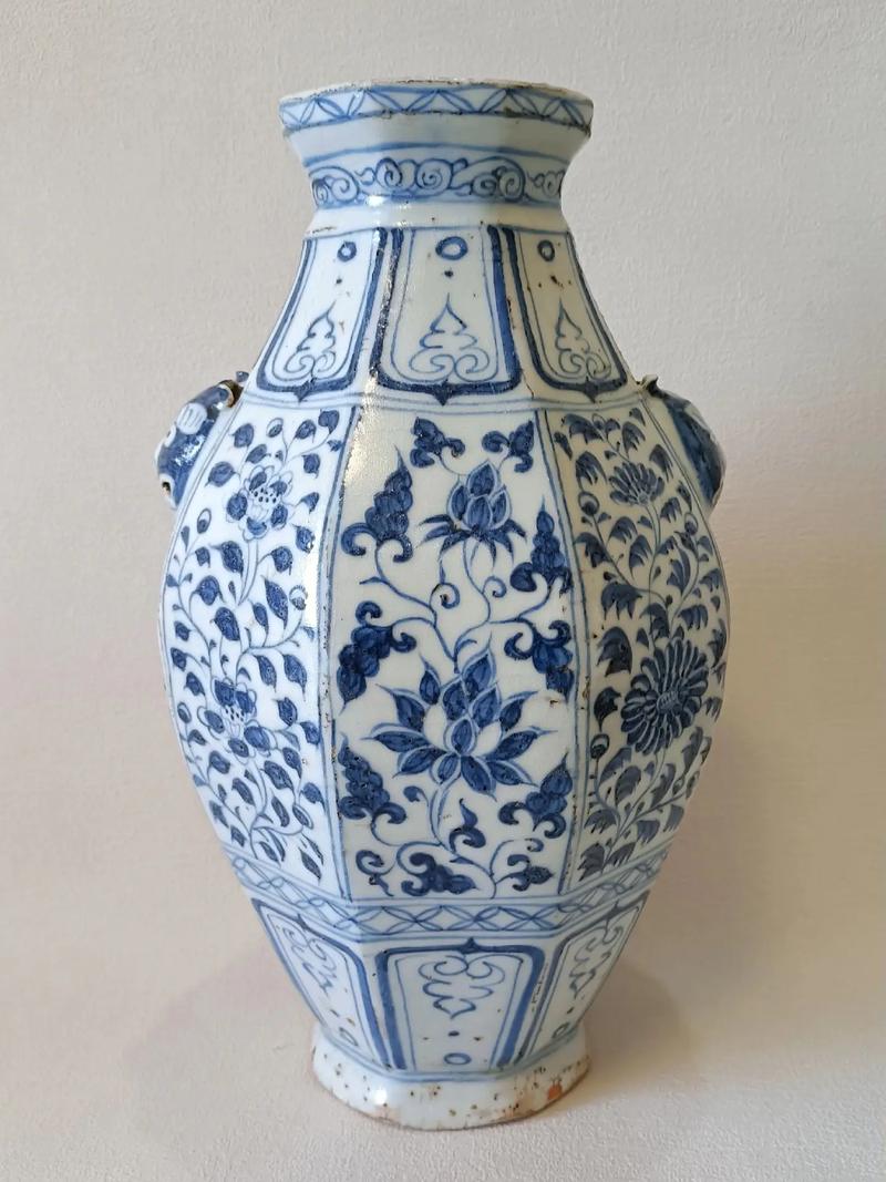 仿古的 明 青 瓷器