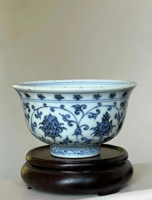 仿古的 明 青 瓷器