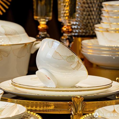 圆桌碗盘瓷器套装图片
