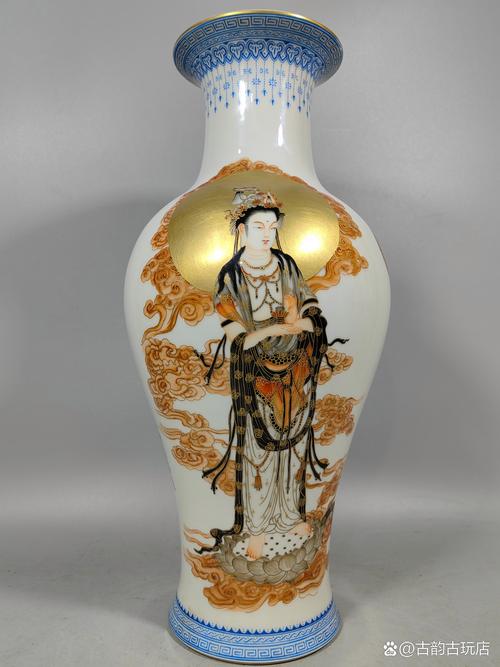 粉彩描金观音站相瓷器