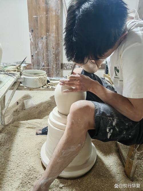 工人打碎瓷器1000