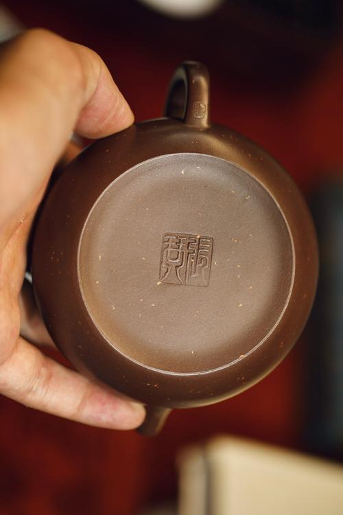 紫砂壶把手上有个张字