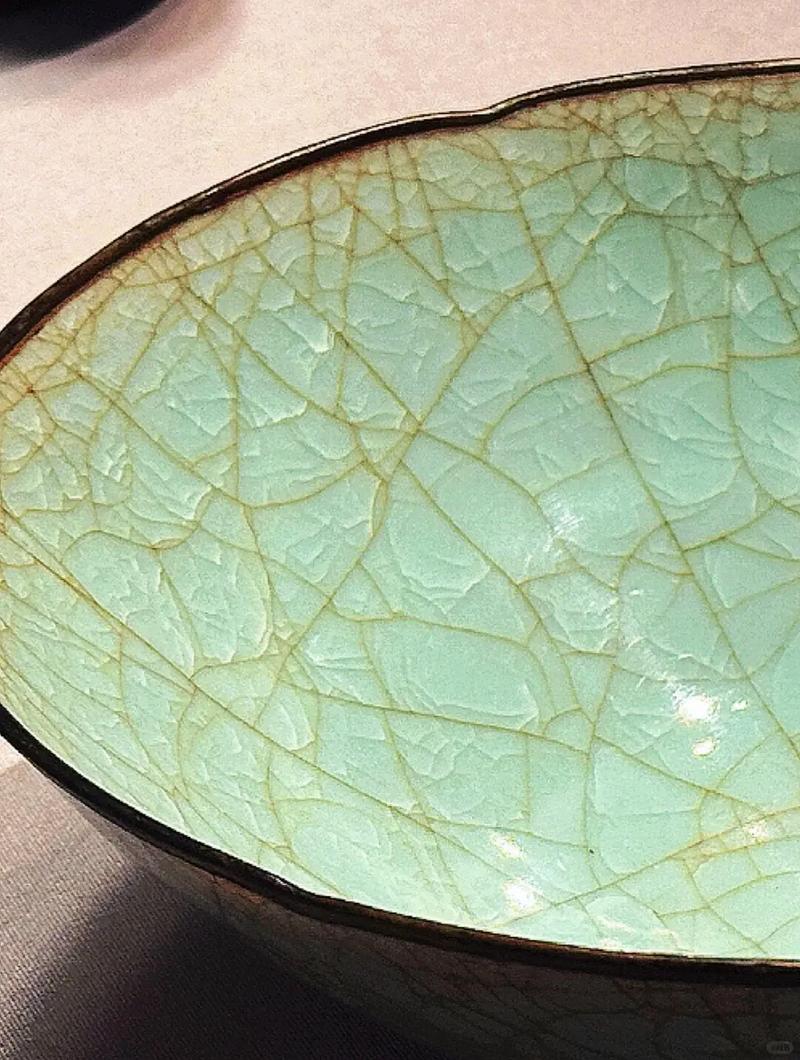 低温釉上彩瓷器的开片