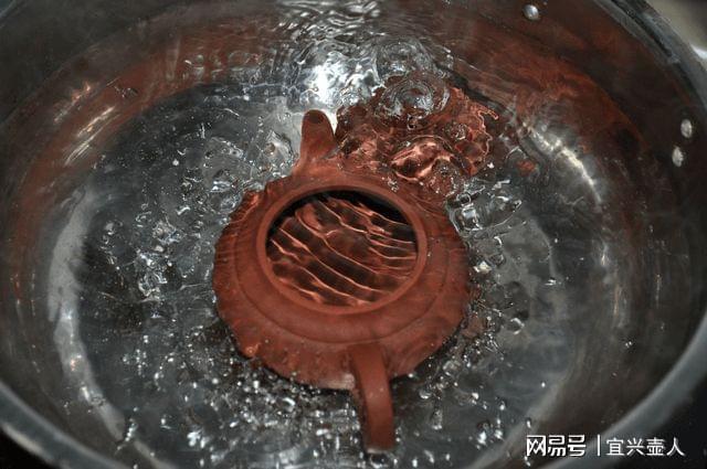 紫砂壶开壶煮白色粉末