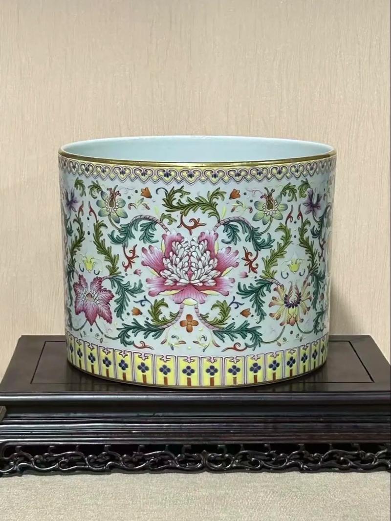 博物馆豆青釉瓷器笔筒