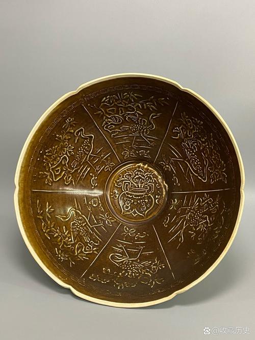 宋定窑酱釉剔刻花瓷器