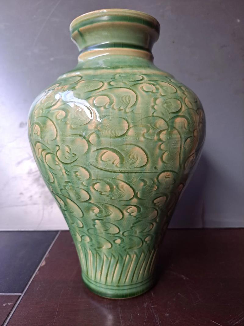 现代绿釉刻花瓷器图片