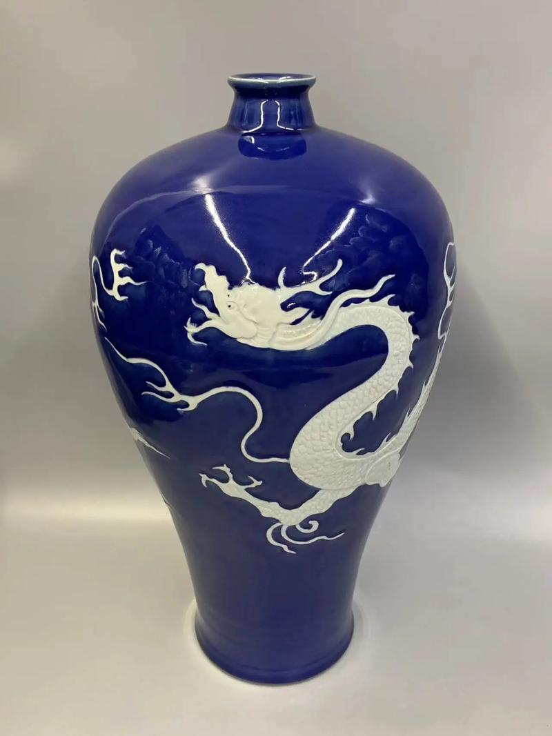 青代霁蓝釉白龙纹瓷器