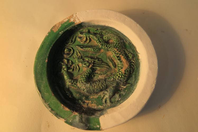 明代凸雕龙纹绿釉瓷器