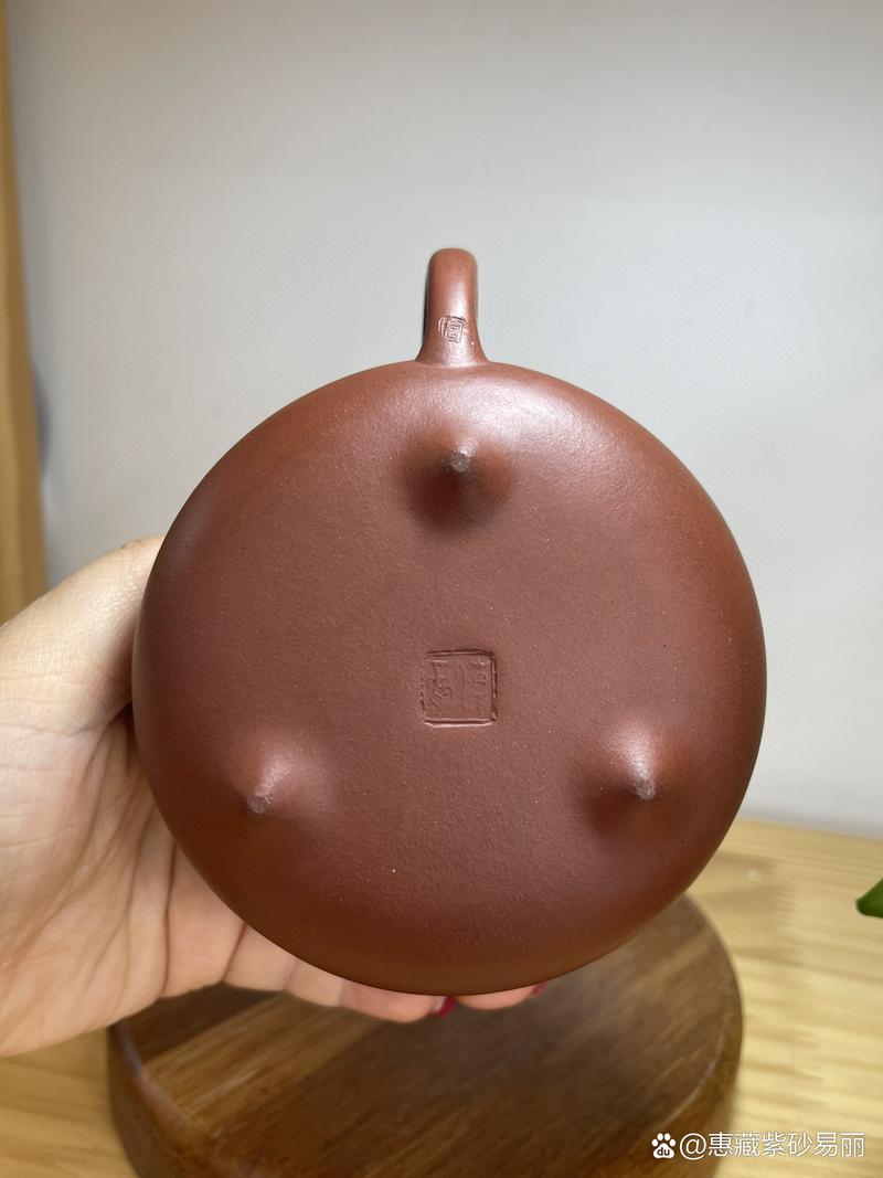 宜兴紫砂壶工艺师吴鸣