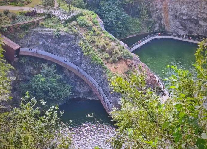 上海辰山植物园矿坑花园