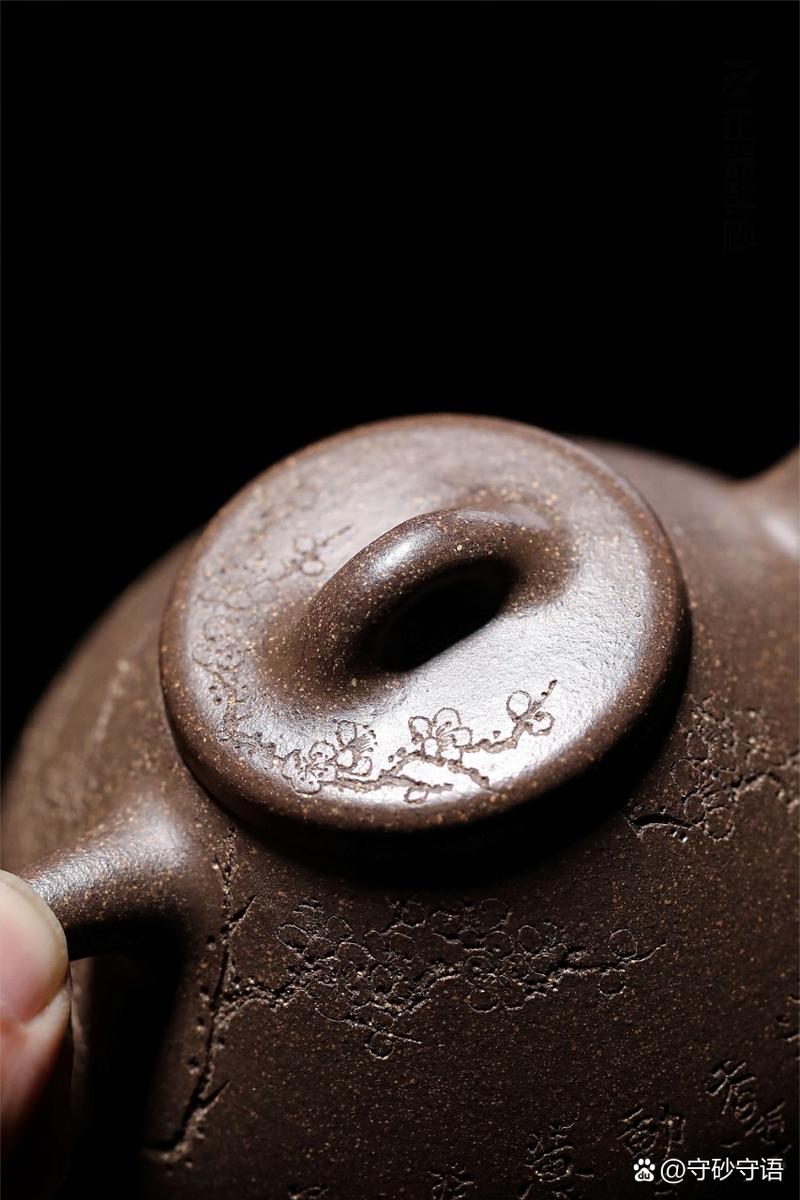 段泥紫砂壶上黑色砂荔