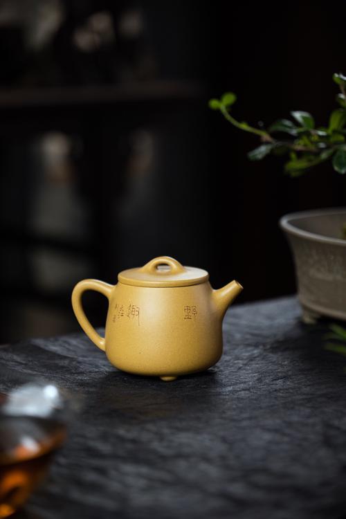 段泥紫砂壶上黑色砂荔