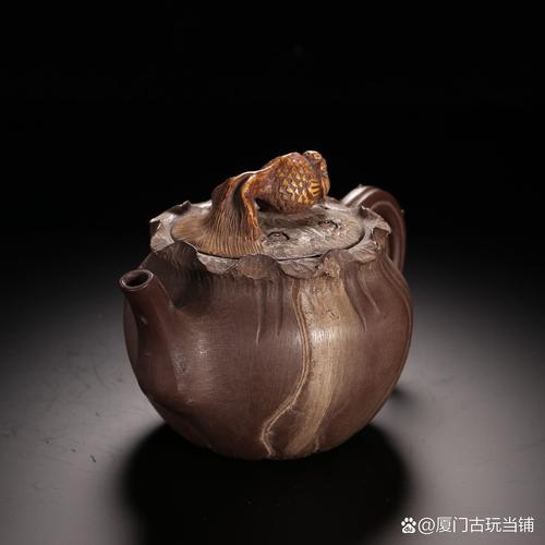 荷花紫砂壶盖上是金鱼