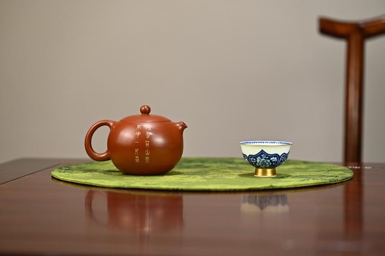 荷花紫砂壶盖上是金鱼