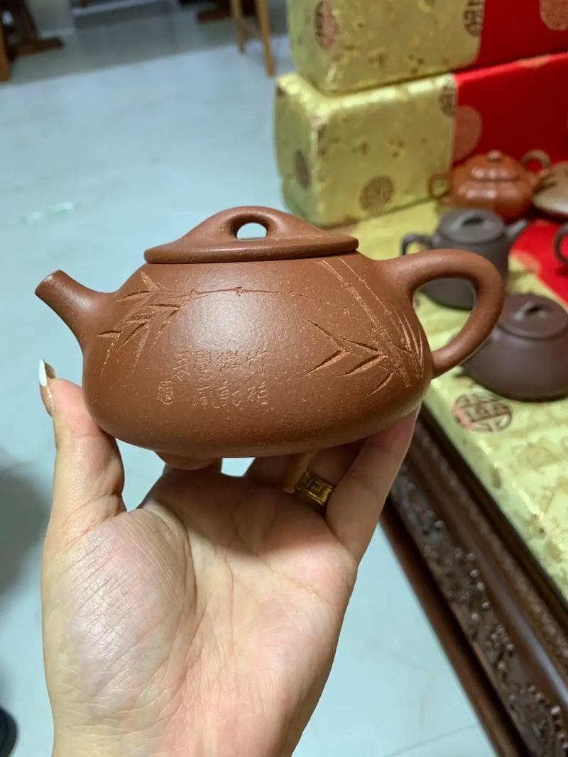 王镇学紫砂壶本人照片