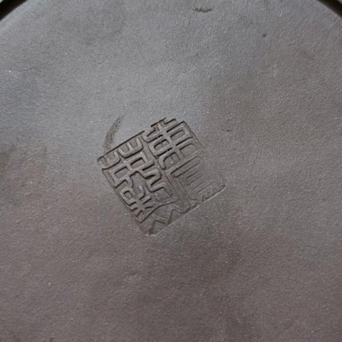 紫砂壶壶盖上刻有凤英