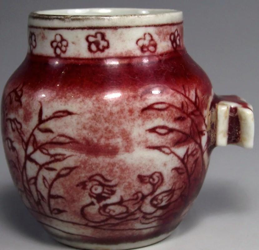 博物馆永乐鲜红釉瓷器