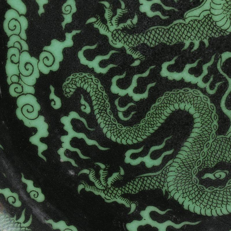 康熙墨地绿彩瓷器特点