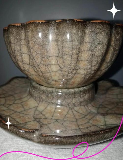 宋代修内司款哥窑瓷器