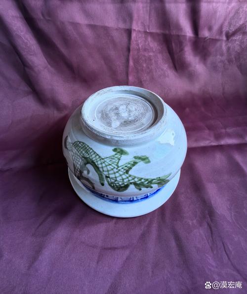 民国瓷器釉面白里泛青