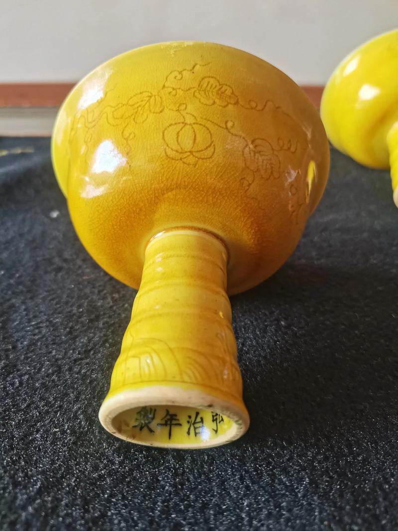 明代弘治黄釉瓷器开片