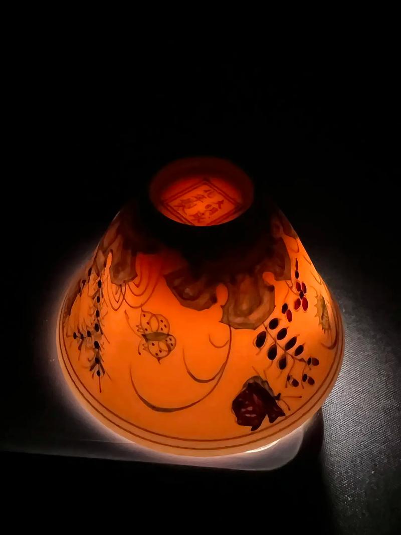 大明成化红釉瓷器图片