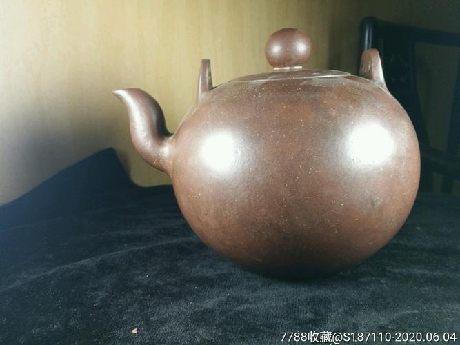 紫砂壶壶盖上写着贞祥