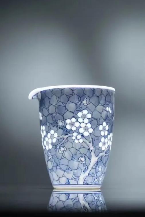 瓷器里有雪花状的东西