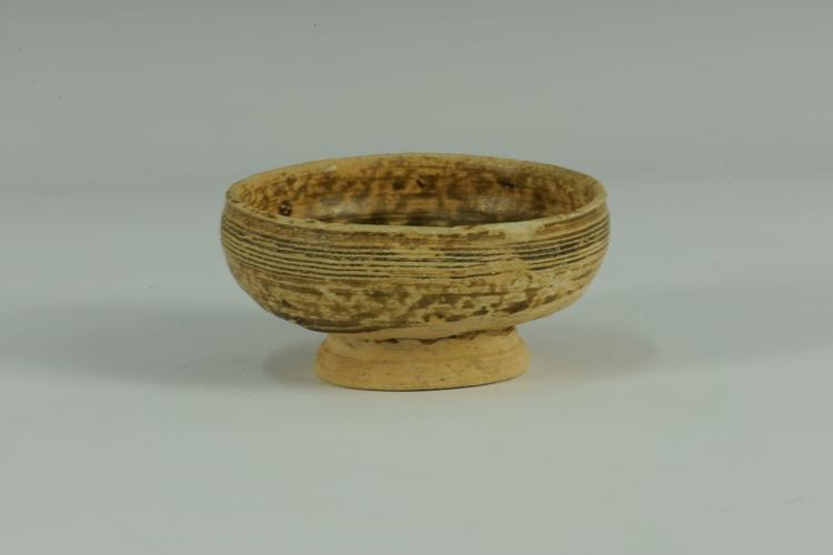 瓷器上制作弦纹的工具