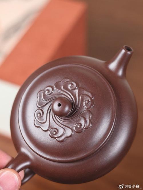 紫砂壶壶盖上写着上云