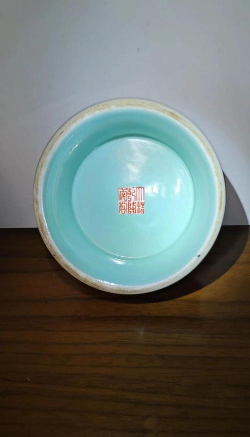 乾隆官窑松石绿釉瓷器