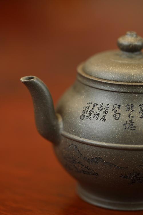 张新制作的紫砂壶落款