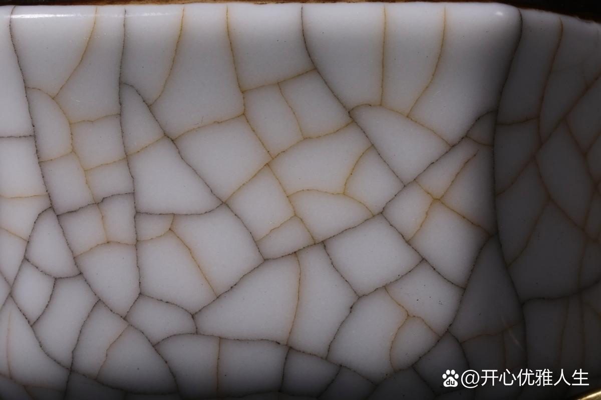 铁绣花仿哥窑瓷器图片