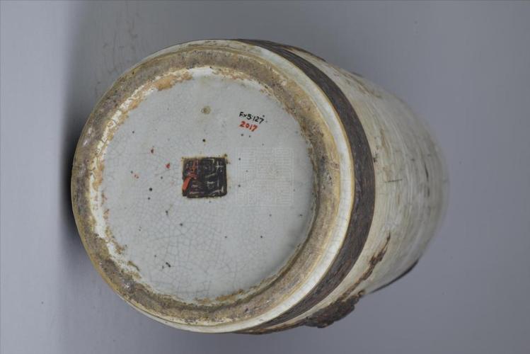 铁绣花仿哥窑瓷器图片