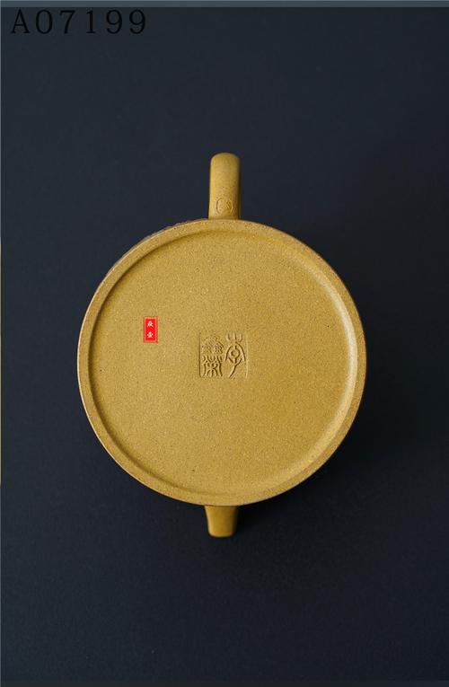 宜兴紫砂壶周国新落款