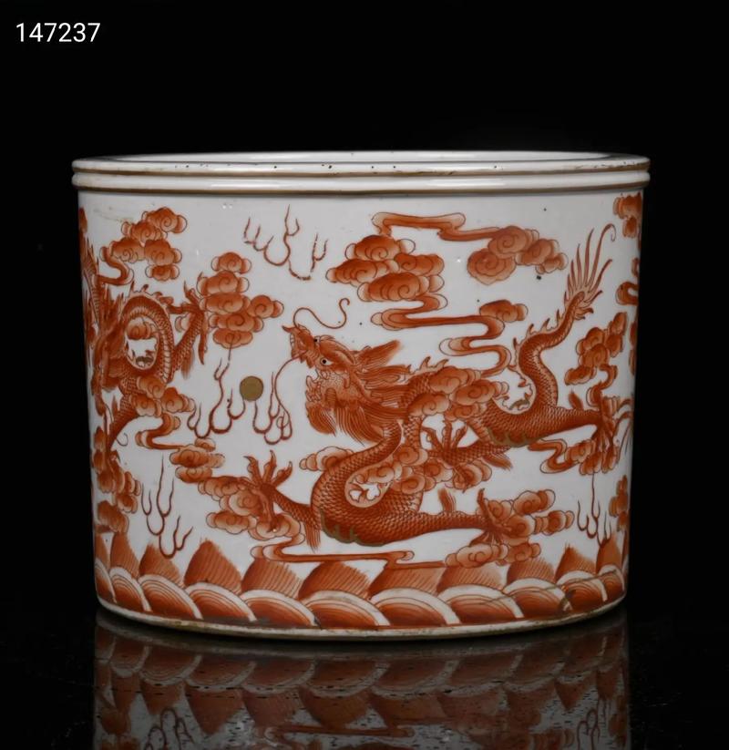 大清乾隆年制瓷器笔筒