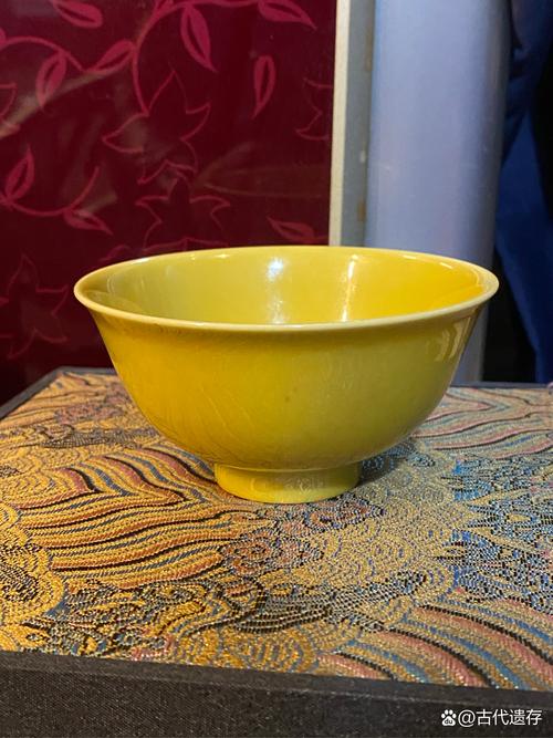 明代成化黄釉瓷器图片