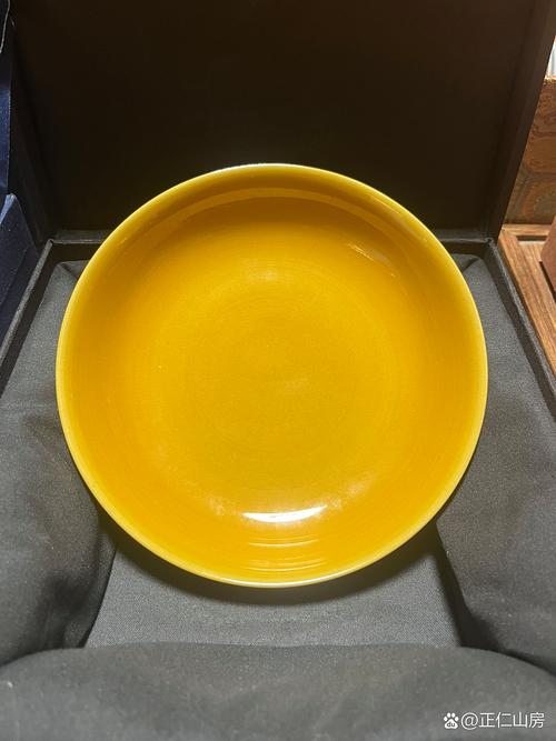 明代成化黄釉瓷器图片