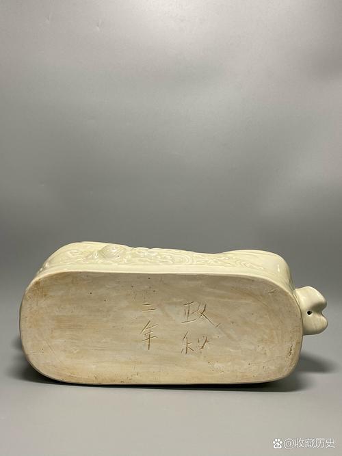 宋定窑瓷器孩儿枕鉴定