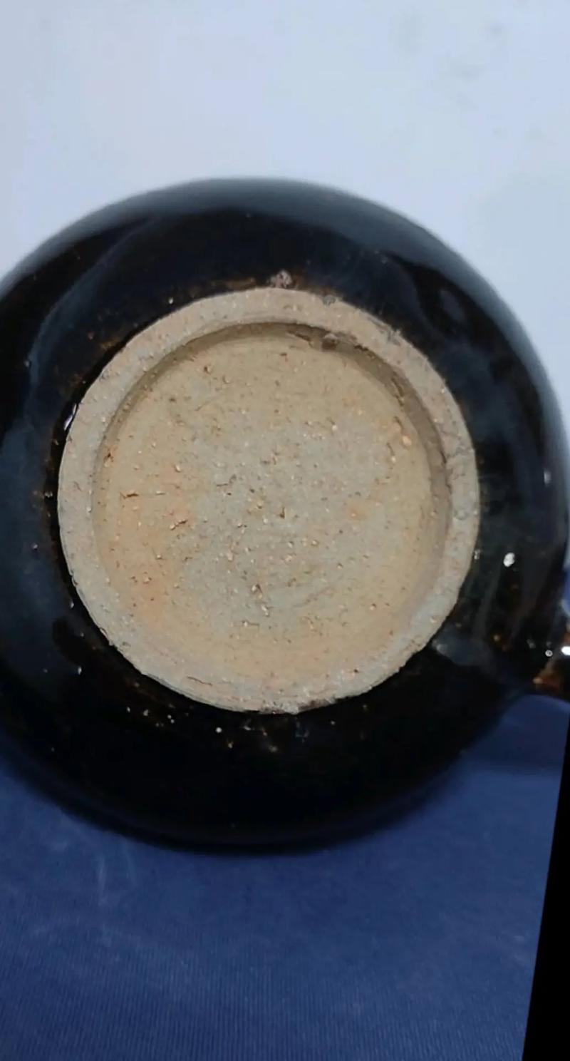 宋代定窑黑釉瓷器底部
