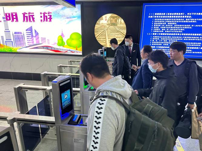 上海火车站出站口接人