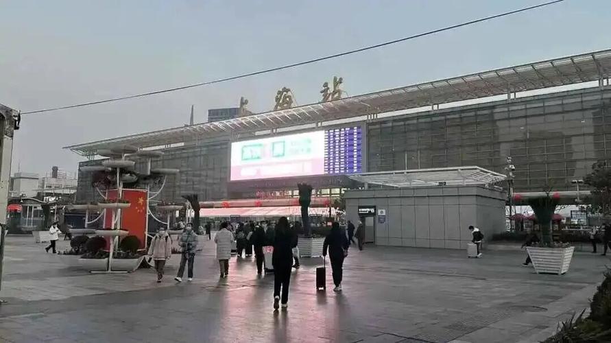 上海火车站出站口接人