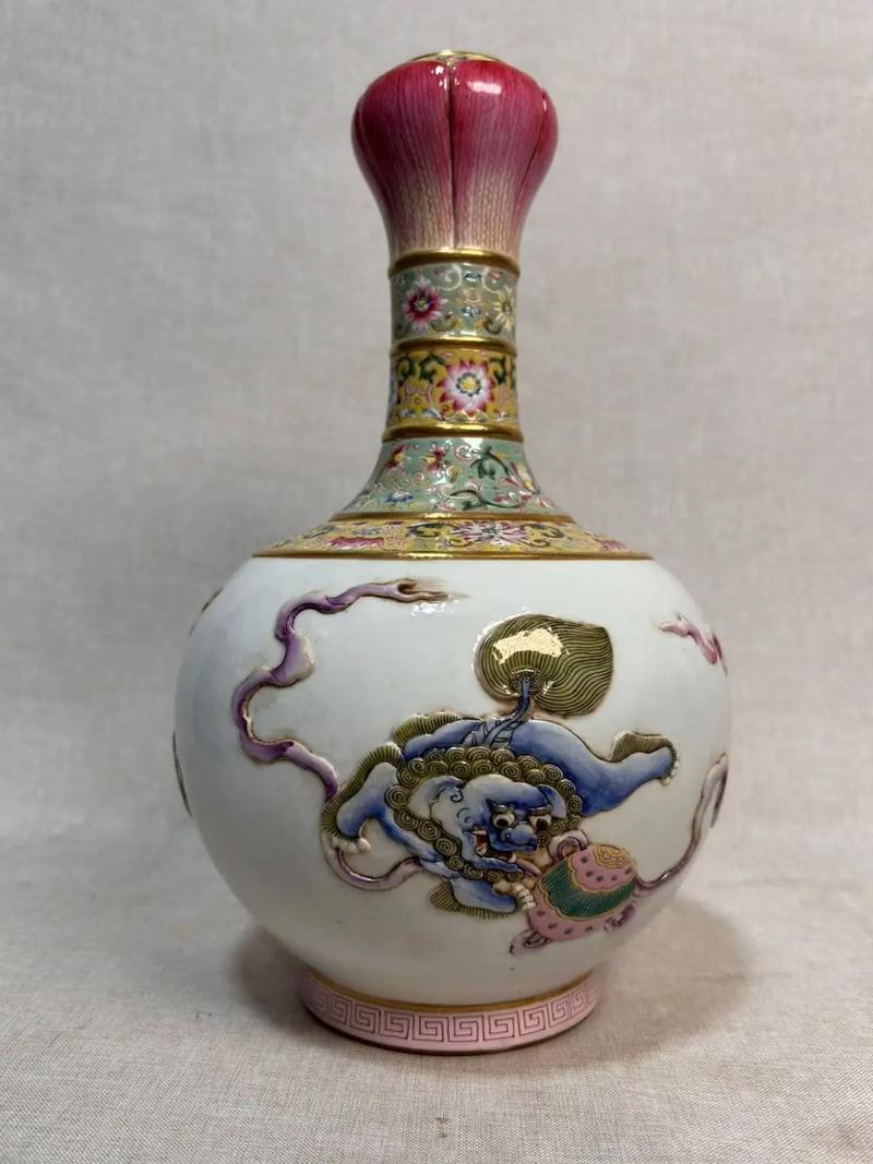 乾隆年制狮子太保瓷器