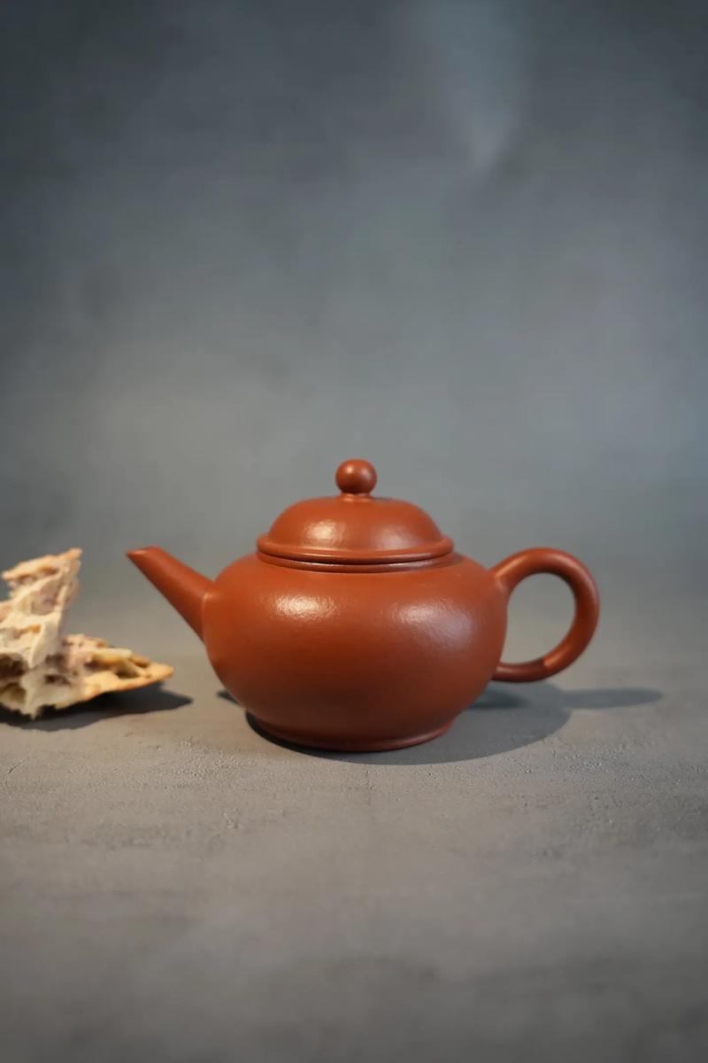 水平紫砂壶漂浮在水面