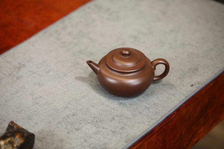 水平紫砂壶漂浮在水面