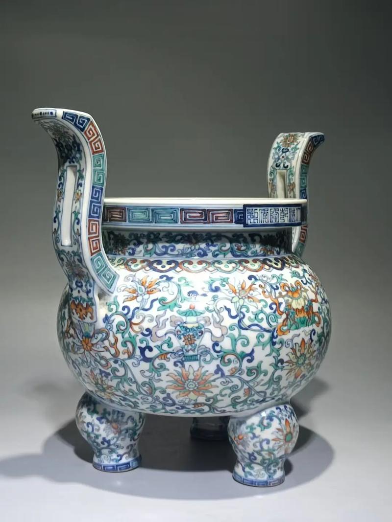 清代瓷器成的三足鼎立