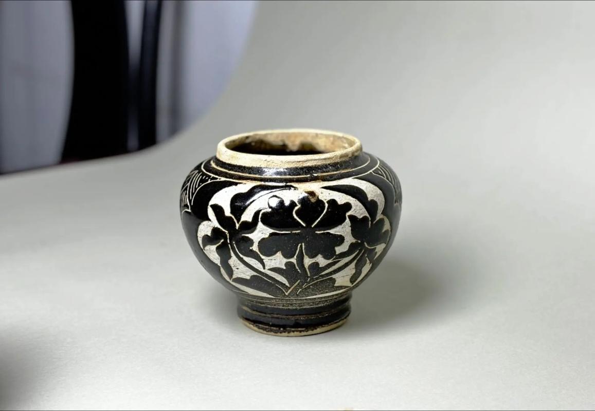 宋代黑釉剔花瓷器图片